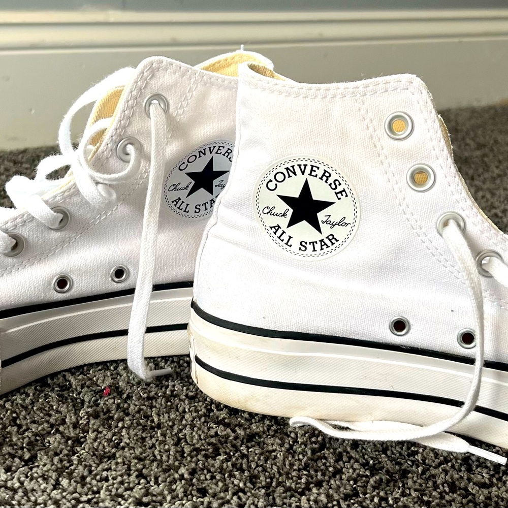 Converse Chuck Taylor All Star White High Tops
Platform!! 🤍